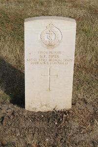 Ismailia War Memorial Cemetery - Piper, G F